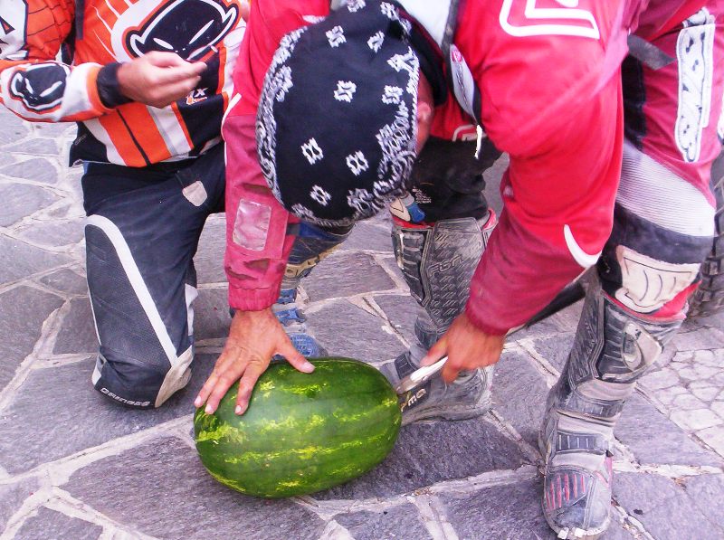 Affettiamo il cocomero.JPG